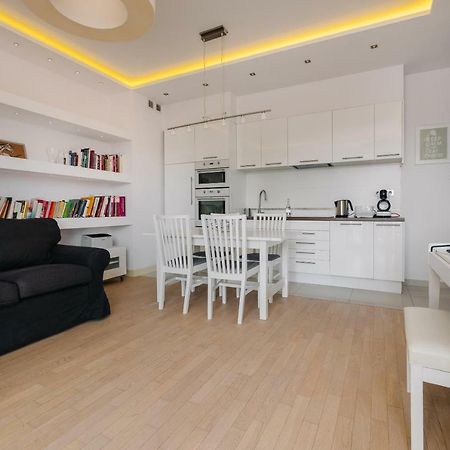 Modern Apartment Across The Ponds Warsaw Exterior photo