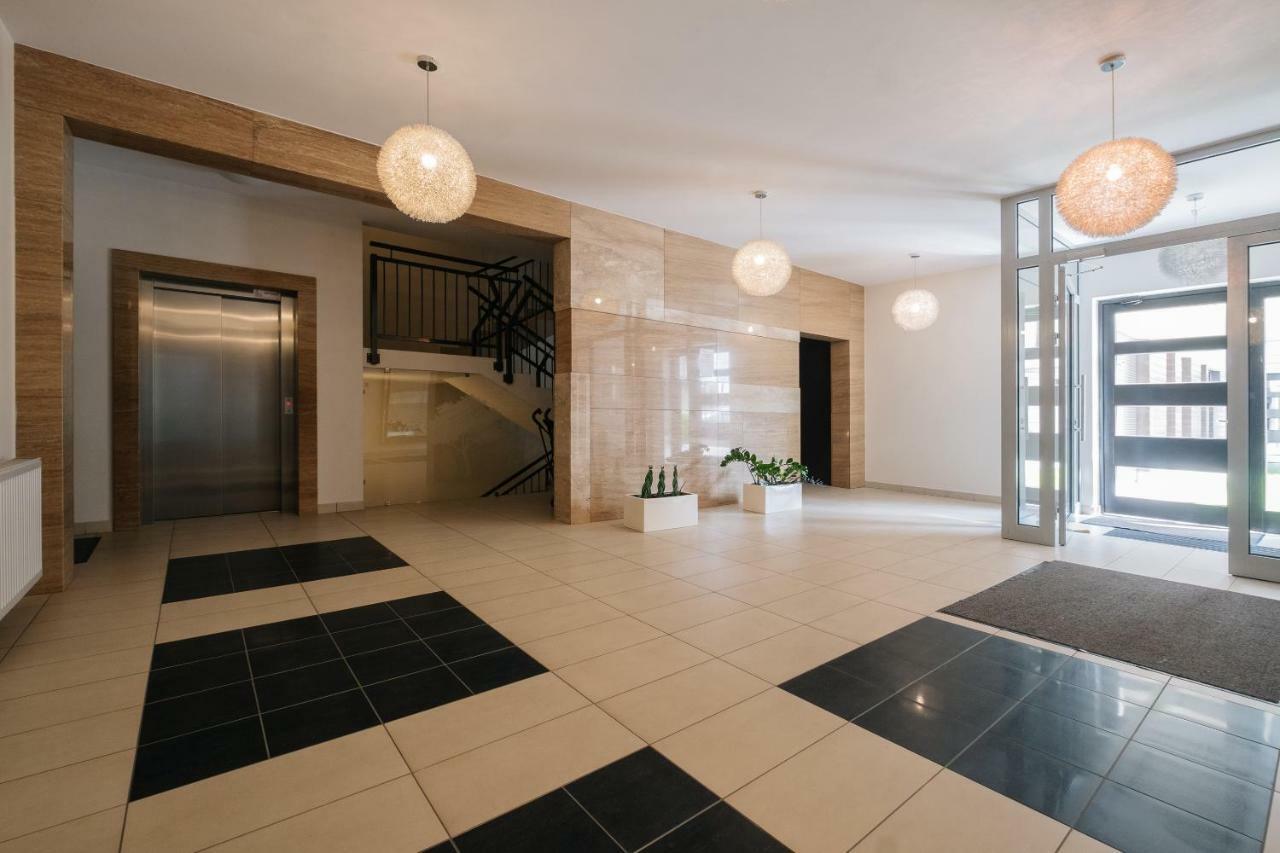 Modern Apartment Across The Ponds Warsaw Exterior photo