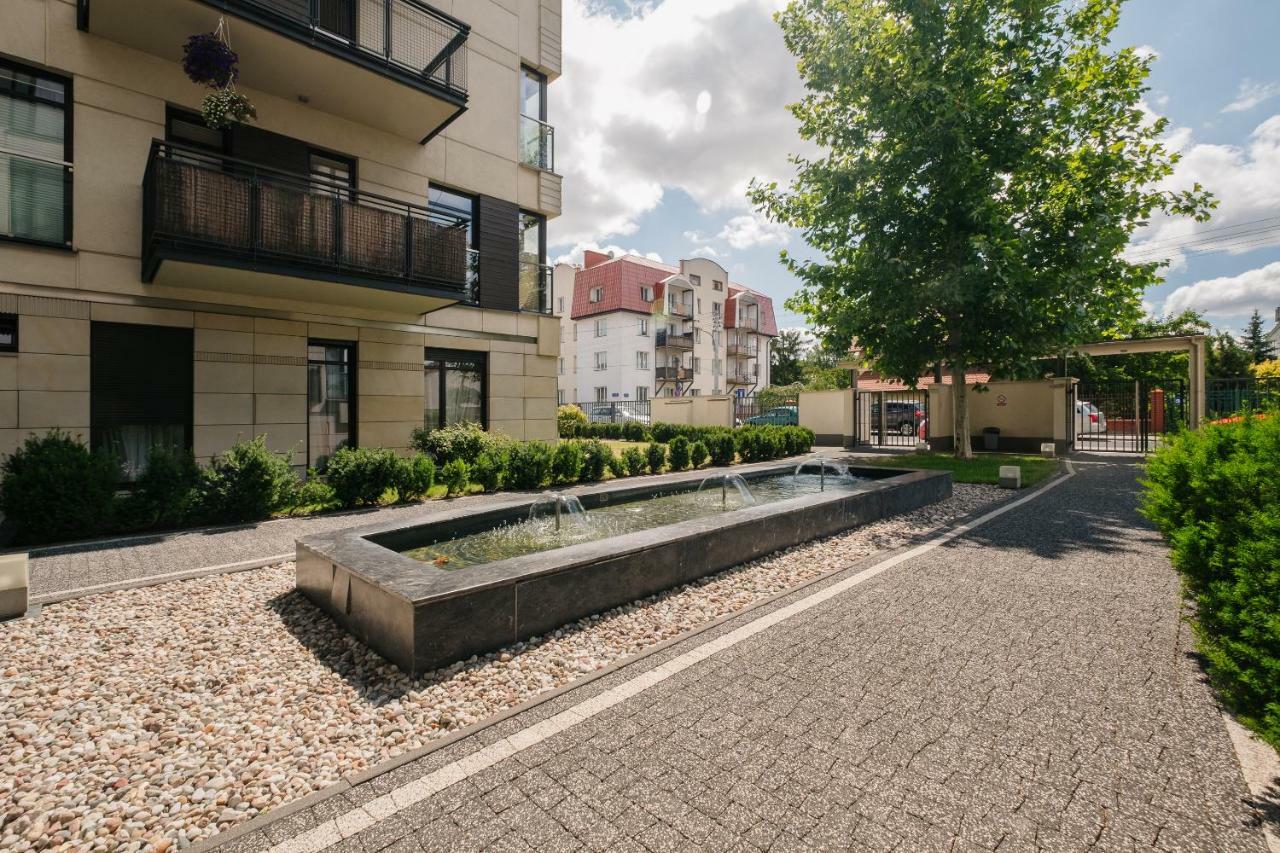 Modern Apartment Across The Ponds Warsaw Exterior photo