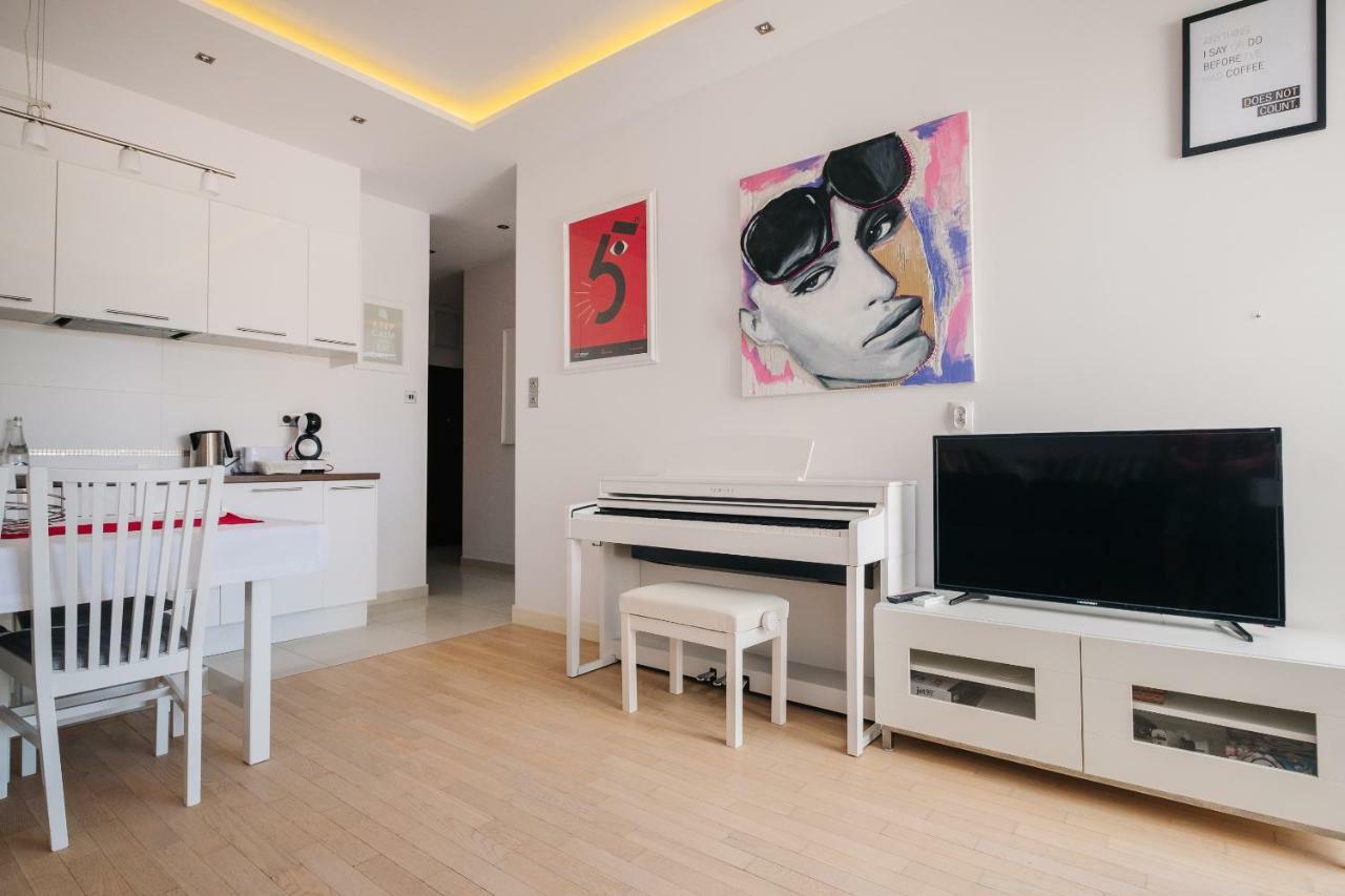 Modern Apartment Across The Ponds Warsaw Exterior photo